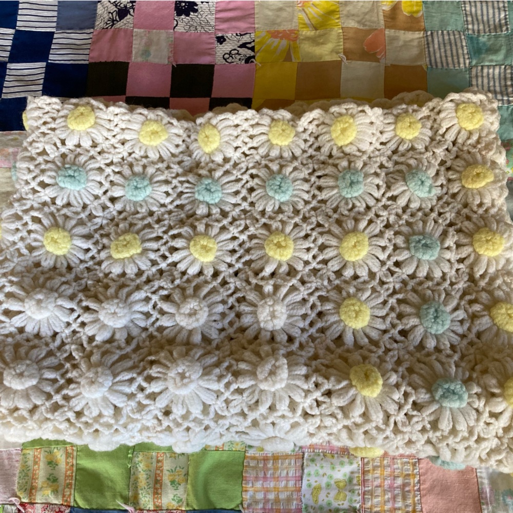 Handmade crocheted daisy throw baby blanket - Picture 2 of 4